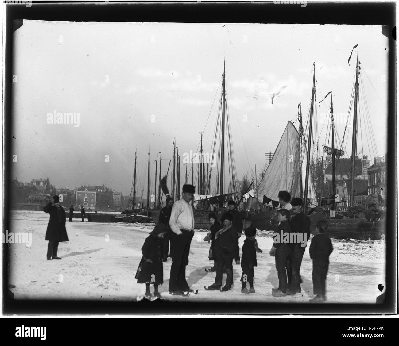 N/A. Nederlands: Beschrijving Amstel  Links gezien in noordelijke richting naar de Sarphatikade en Hoge Sluis (brug nr.246). Rechts is Weesperzijde. IJspret.  Documenttype foto  Vervaardiger Olie``, Jacob (1834-1905)  Collectie Collectie Jacob Olie Jbz.  Datering 1892 t/m 1893  Geografische naam Amstel  Inventarissen http://stadsarchief.amsterdam.nl/archief/10019 Afbeeldingsbestand 10019A000981 Generated with Dememorixer . 1892 t/m 1893.   Jacob Olie  (1834–1905)     Alternative names Jacob Olie Jbz. Jacob Olie Jbzn.  Description Dutch photographer  Date of birth/death 19 October 1834 25 April Stock Photo